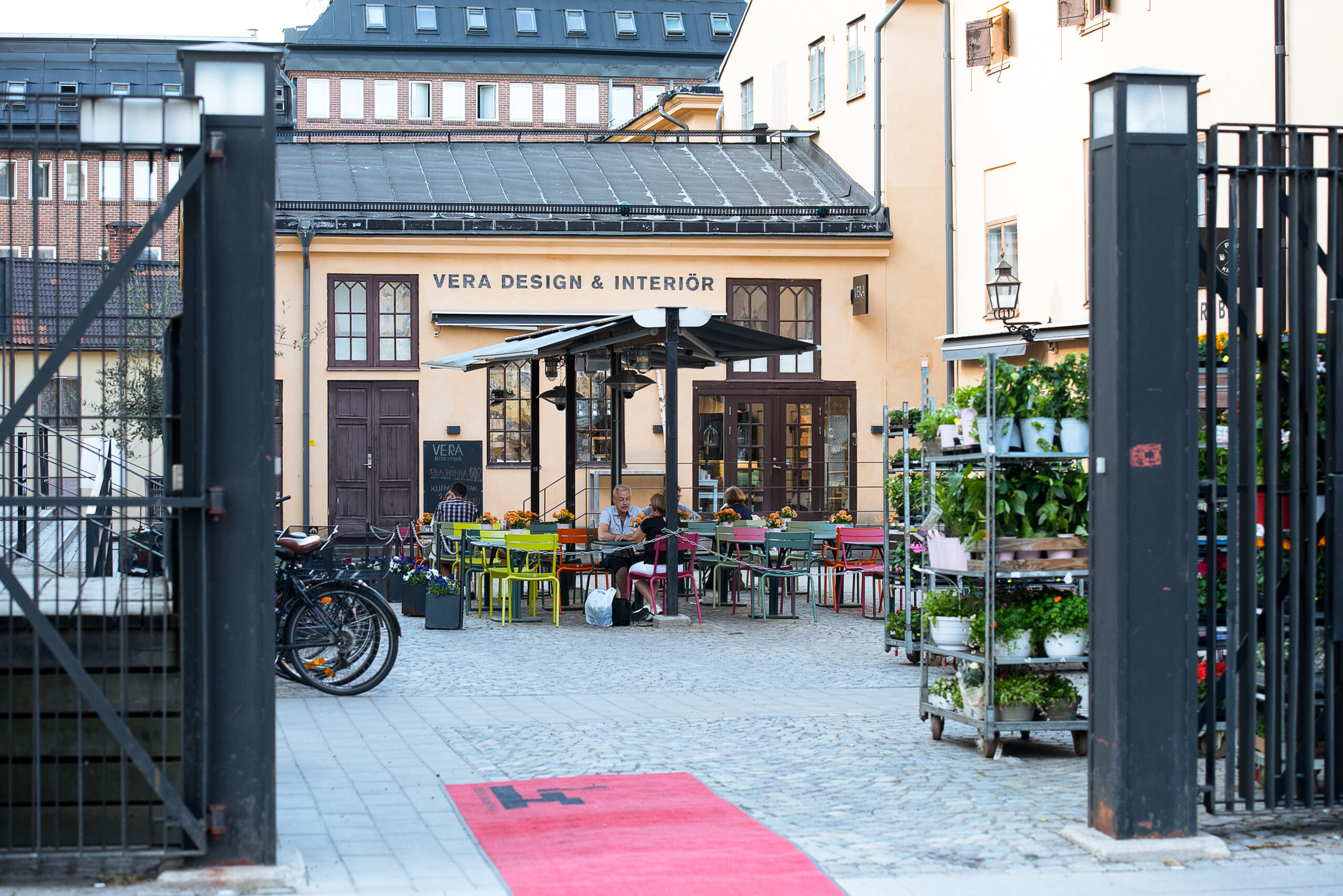 Uteservering och hus i Knäppingsborg